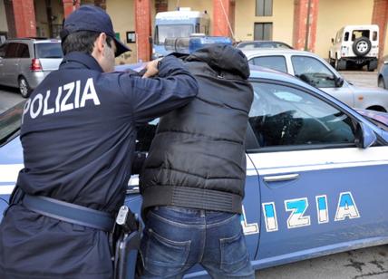Abusi su bimbe, arrestato un maestro di un asilo a Milano