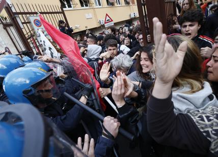 Roma, torna la violenza sessantottina. Quando Pasolini stava con i poliziotti
