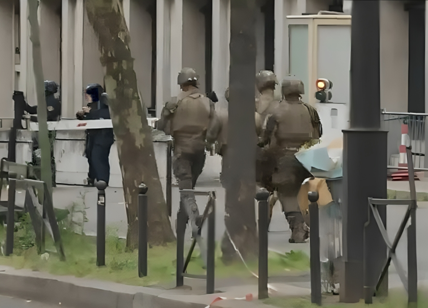 Parigi, tenta di farsi esplodere al consolato iraniano. Arrestato un uomo
